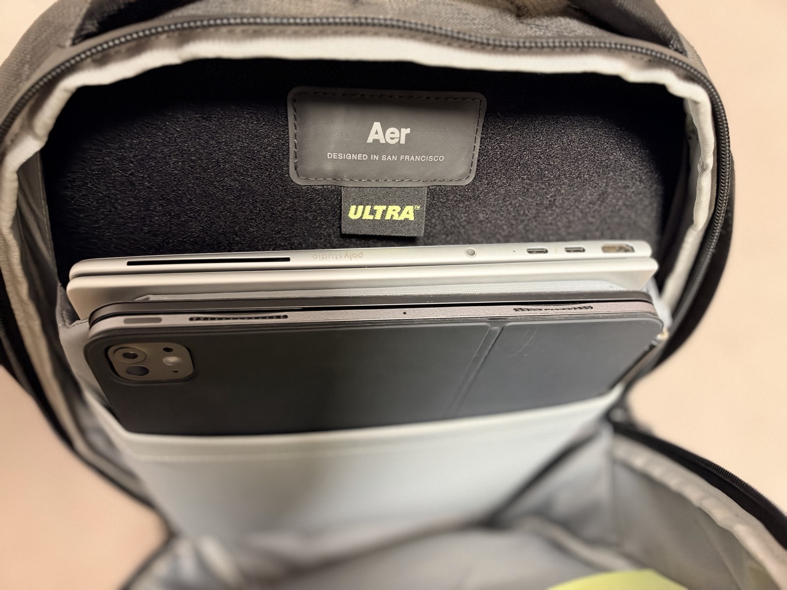 Aer City Pack 2 Ultraの収納ポケットに14インチノートPCとiPad Pro M4 13インチ+Magic Keyboardを入れた状態