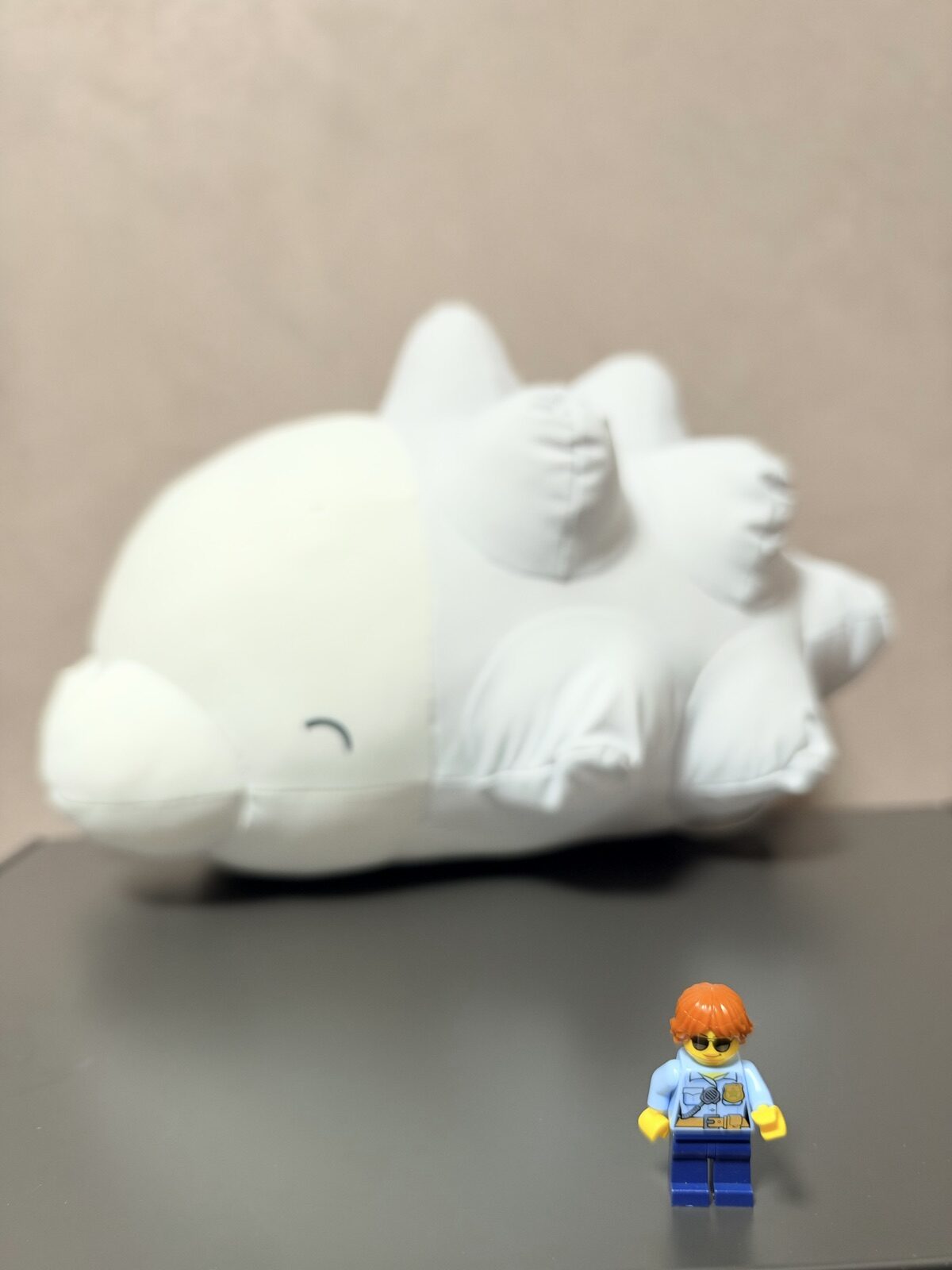 iPhone 18 Proでf1.48に設定して撮影。手前のミニフィギュアにピントが合い、後方の白いぬいぐるみがぼけた写真
