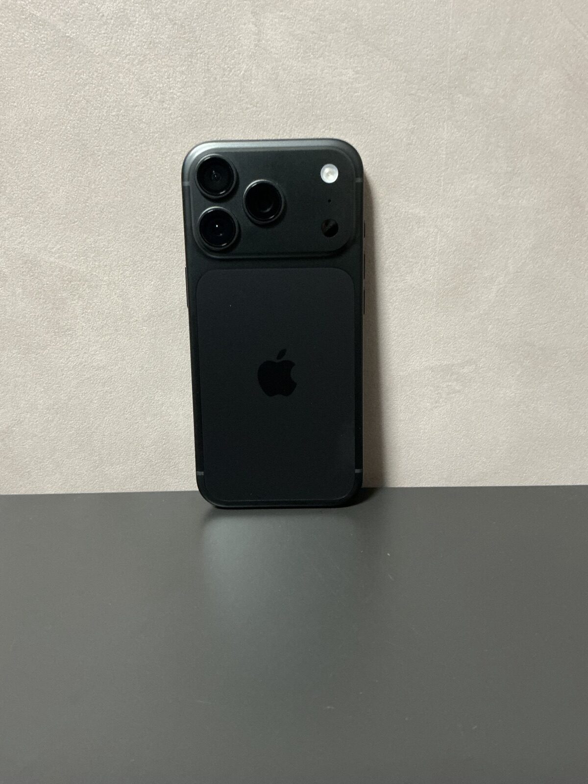 iPhone 18 Proの背面とカメラ部分を撮影した実物写真