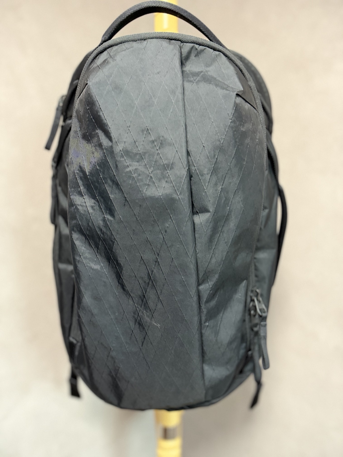 Able Carry Max EDCのブラックX-Pacモデルを正面から見たところ