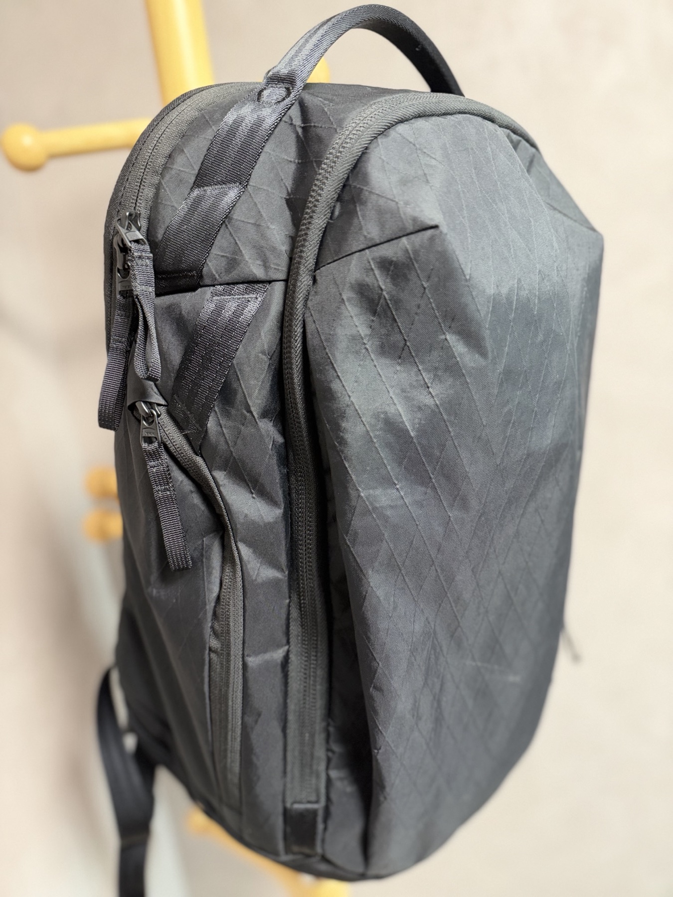 Able Carry Max EDCのX-Pac生地と側面のファスナー