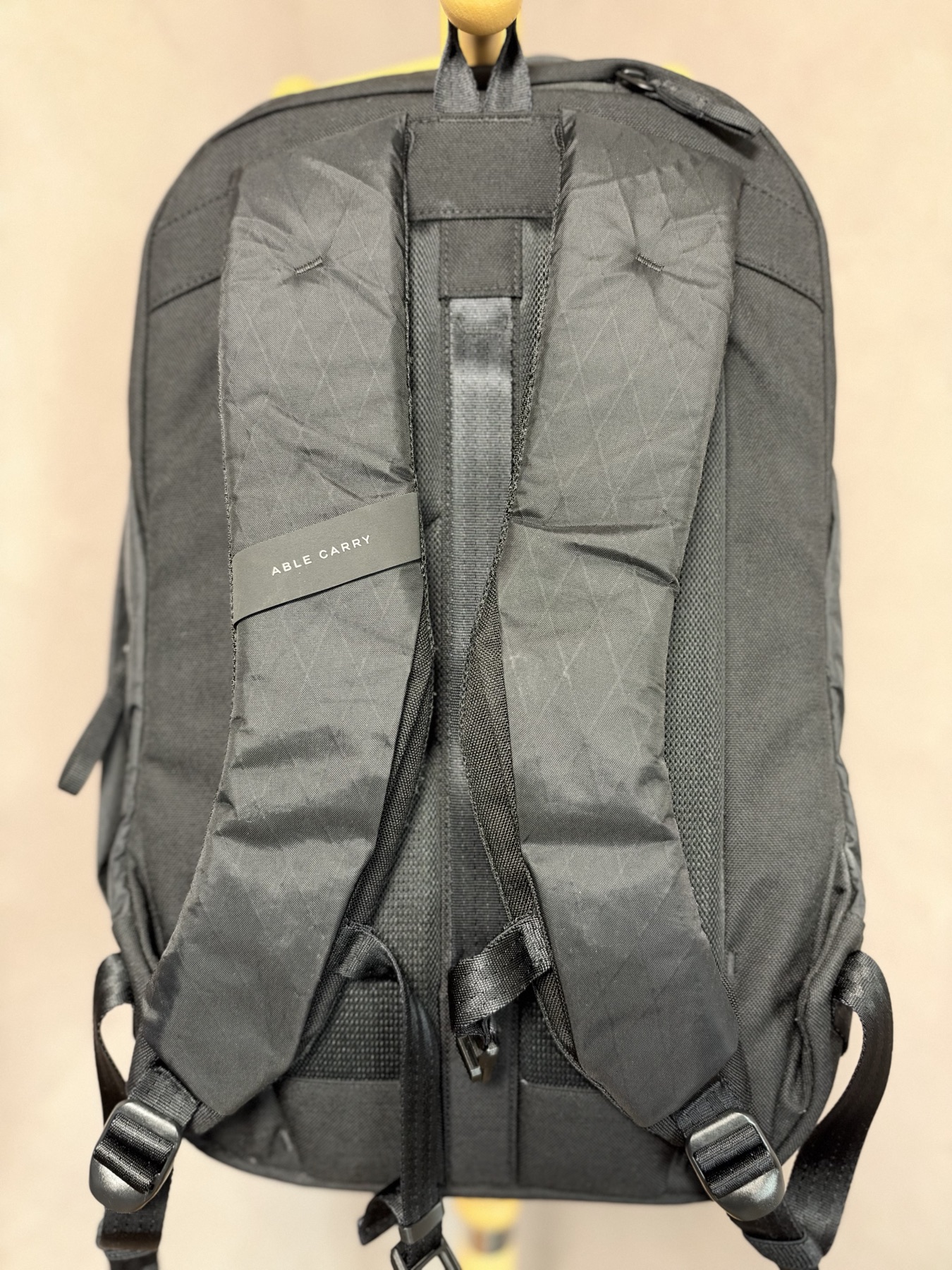 Able Carry Max EDCの厚みのあるショルダーハーネスと背面