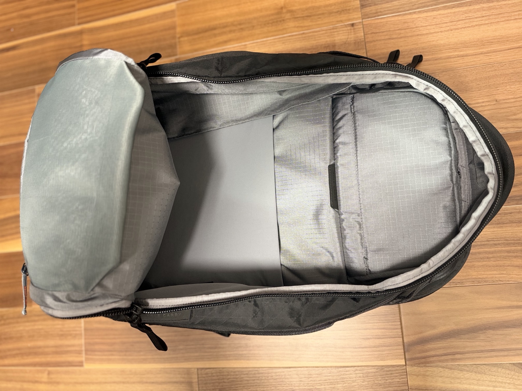 Able Carry Max EDCの収納部を開きノートPCを入れた状態