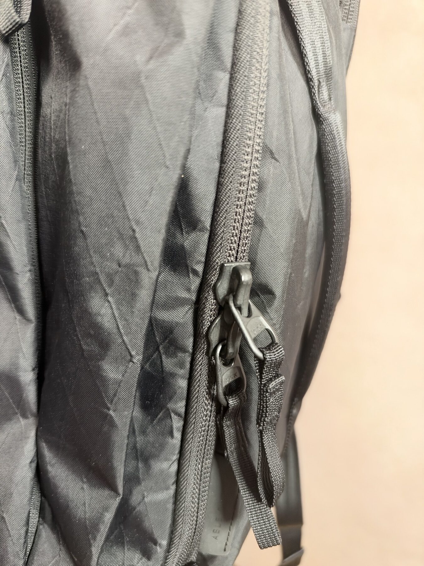 Able Carry Max EDCの止水タイプではないファスナーの接写