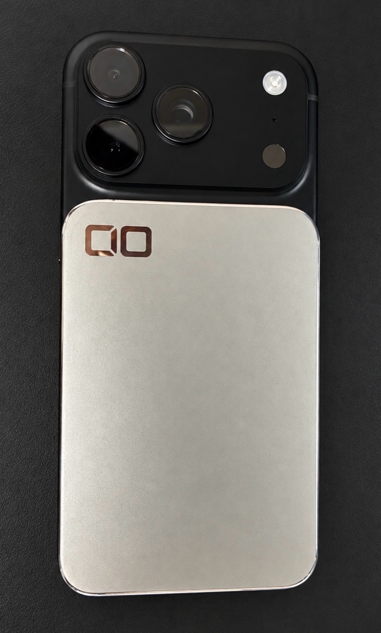 3眼カメラのiPhone 18 Proに装着したシルバーのSMARTCOBY ULTRA SLIM 3K
