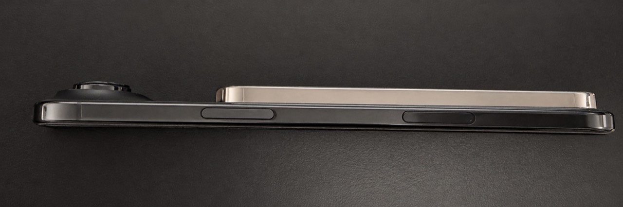 iPhone Airに装着したSMARTCOBY ULTRA SLIM 3Kを横から見た写真