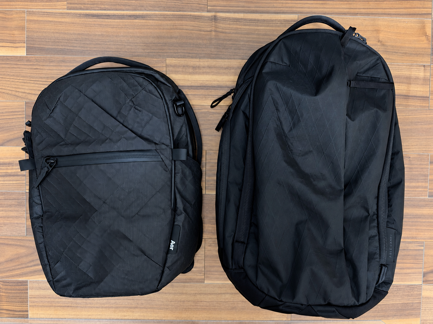 左:Aer City Pack 2 Ultra、右:Able Carry Max EDCを並べた比較写真