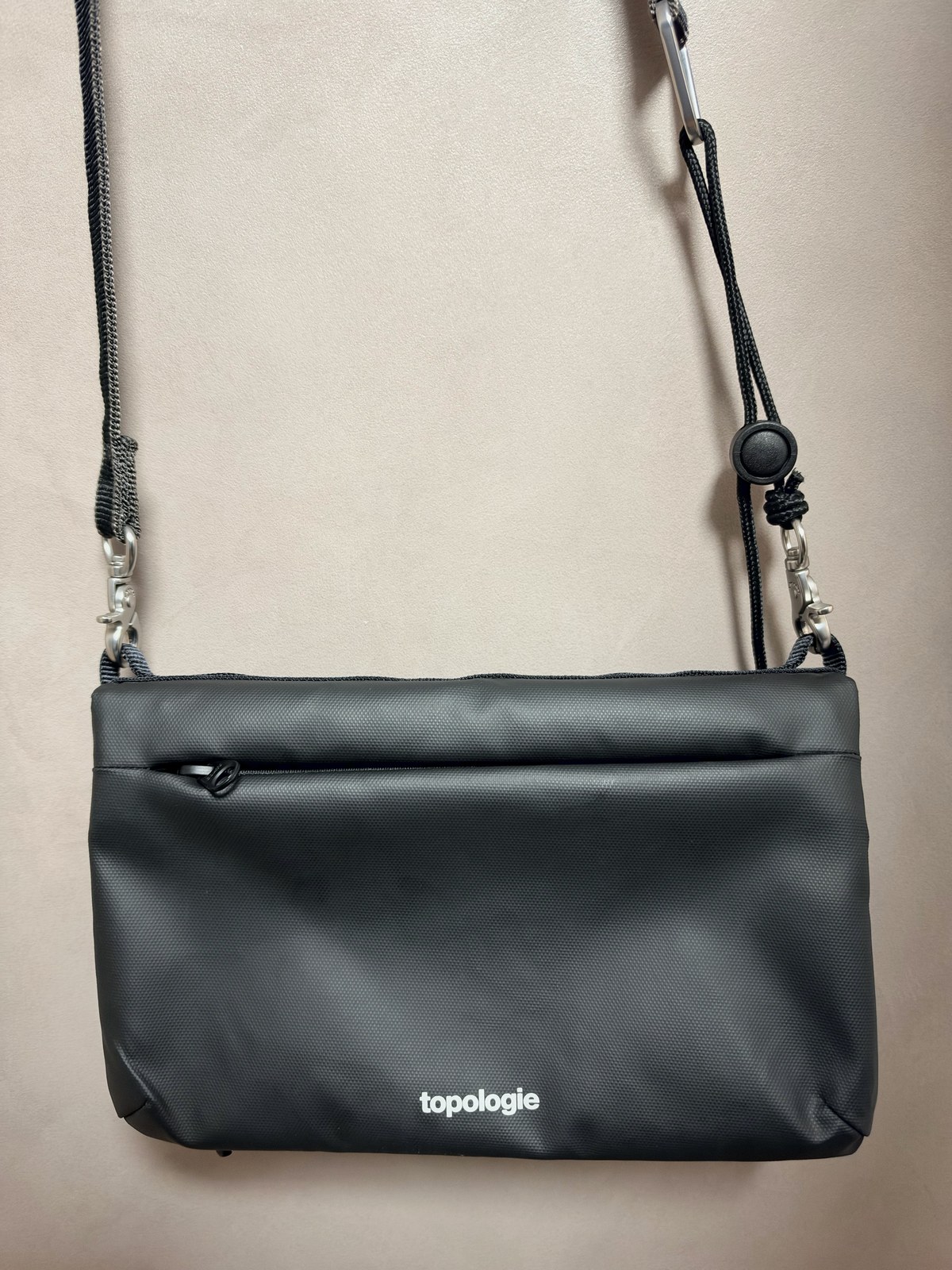 ブラックのTopologie Flat Sacoche Smallに20mm Slingを取り付けた全体写真
