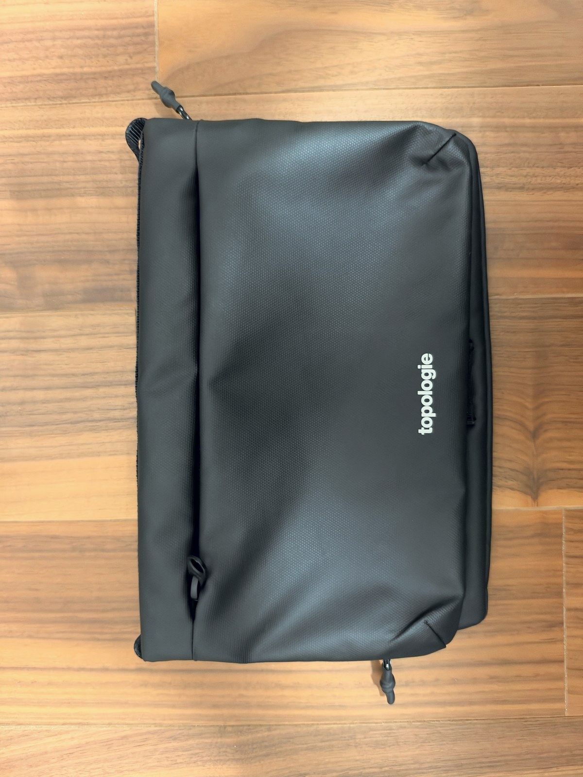 ストラップを外して置いたFlat Sacoche Smallの全体