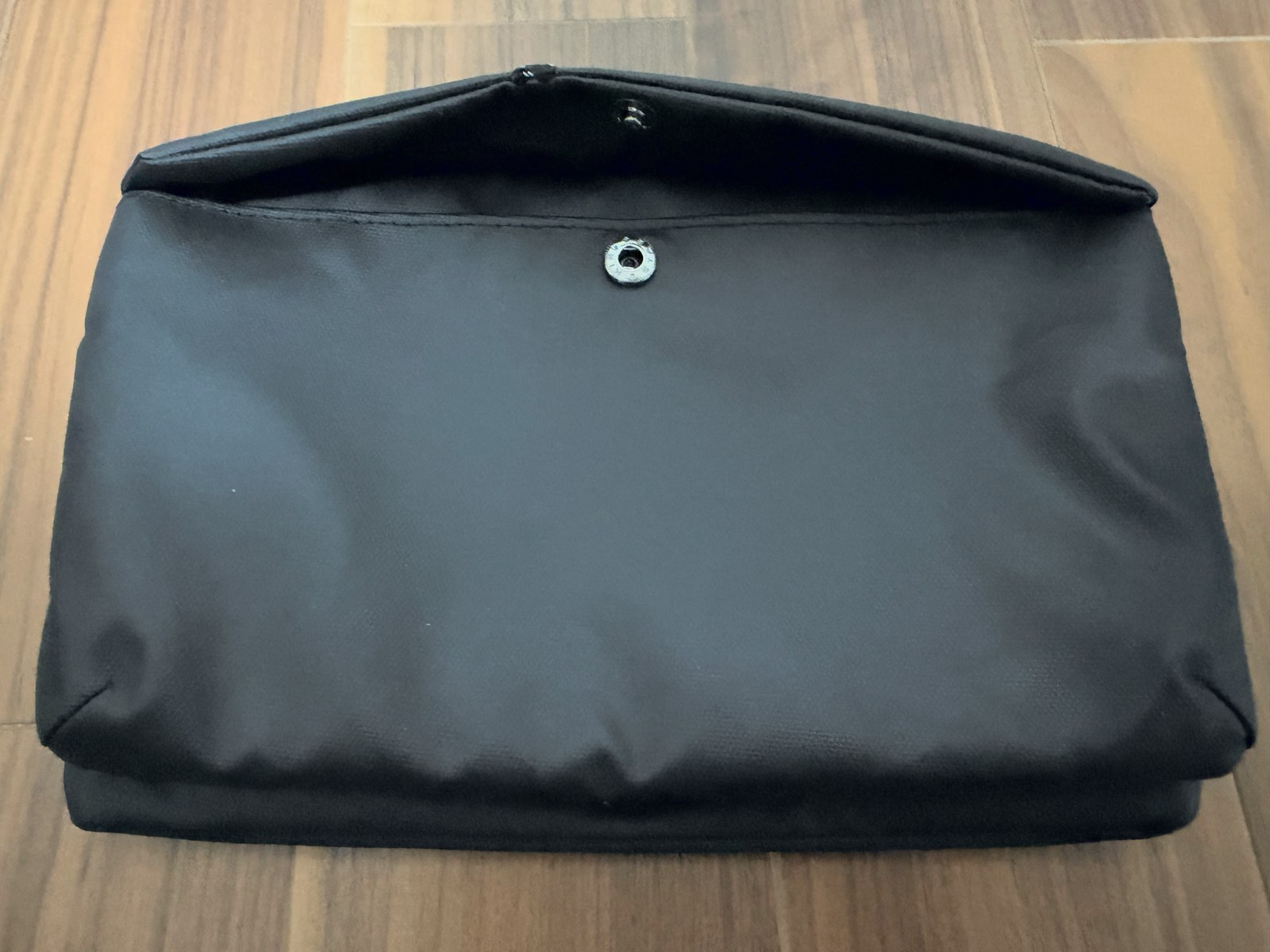 Flat Sacoche Smallの折り返しを開いた状態と留め具