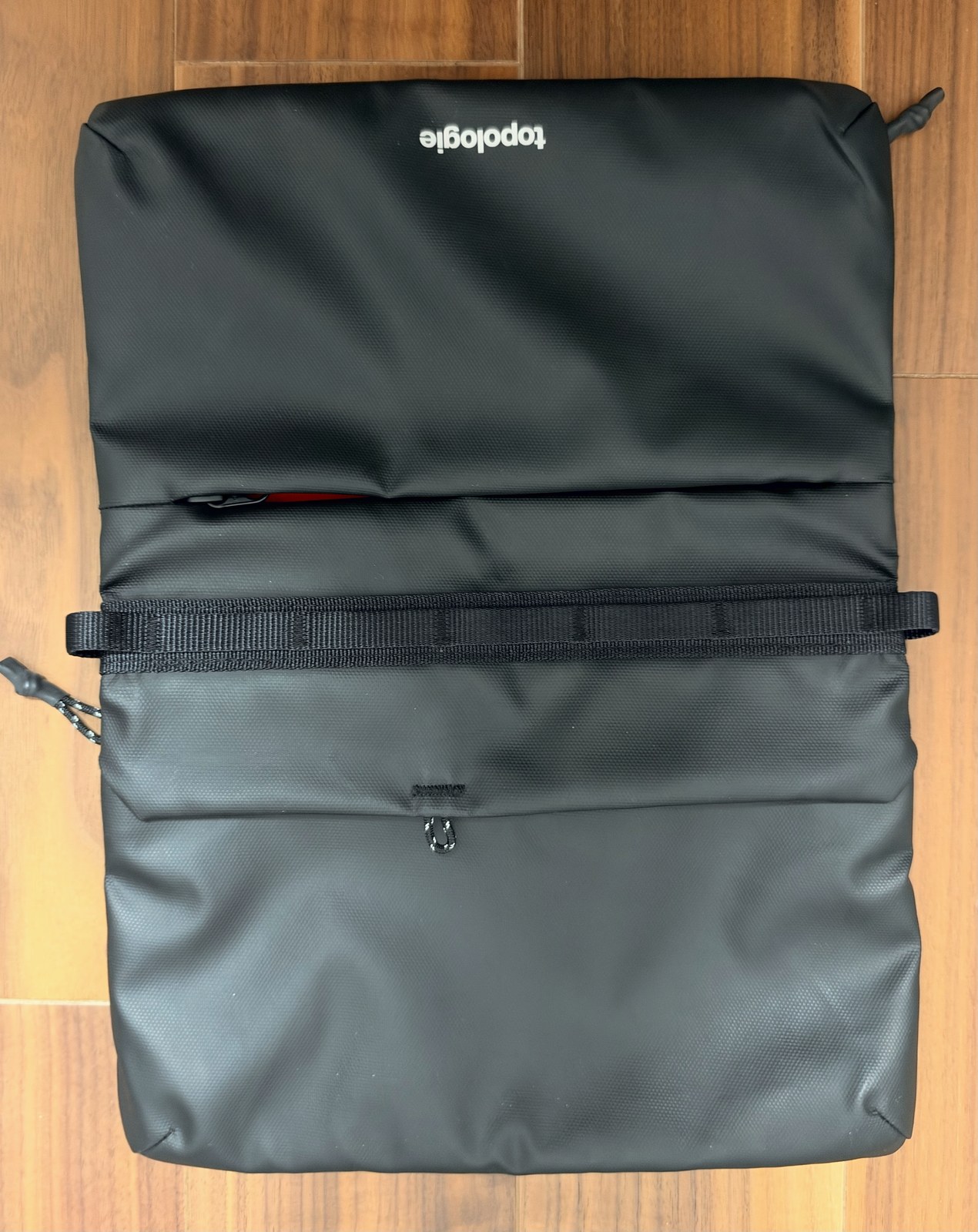 折り返しを開いたFlat Sacoche Smallの外側
