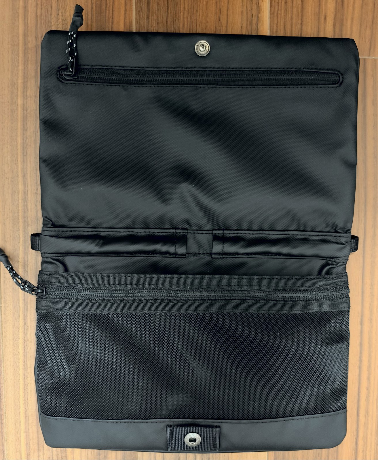 折り返しを開いて複数のファスナー収納を見せたFlat Sacoche Small