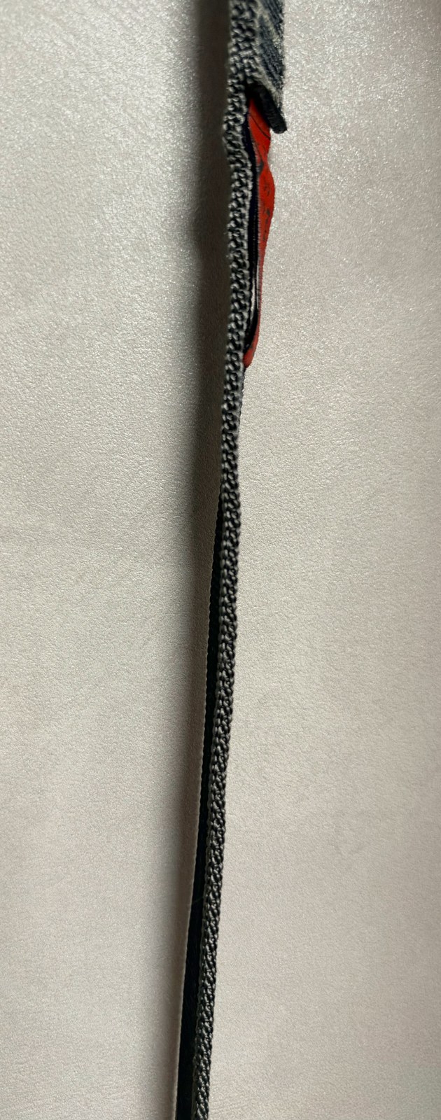 20mm Slingを横から撮った、ストラップの波打ちが分かる接写
