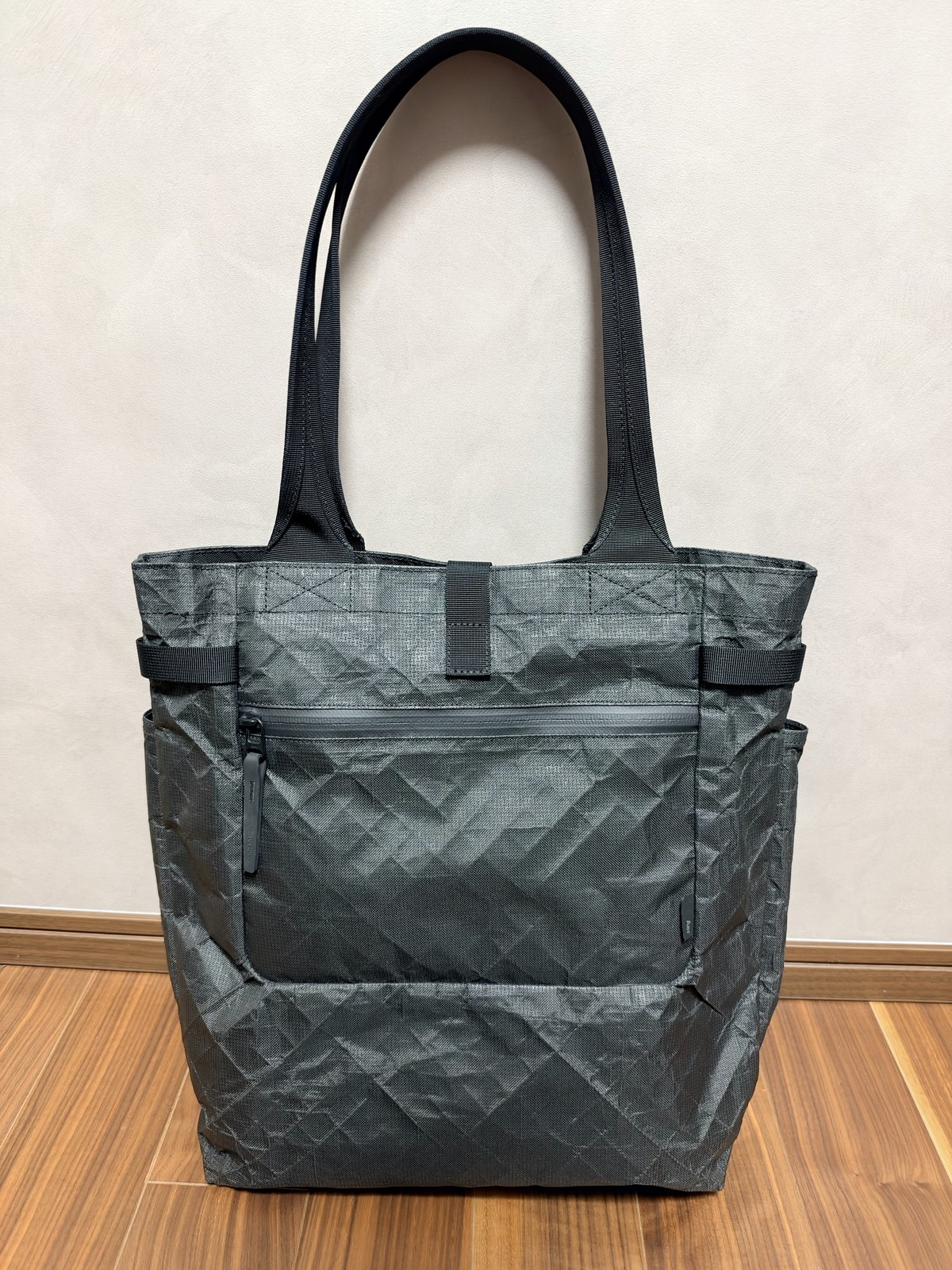 Simple Tote背面の全体とファスナーポケット