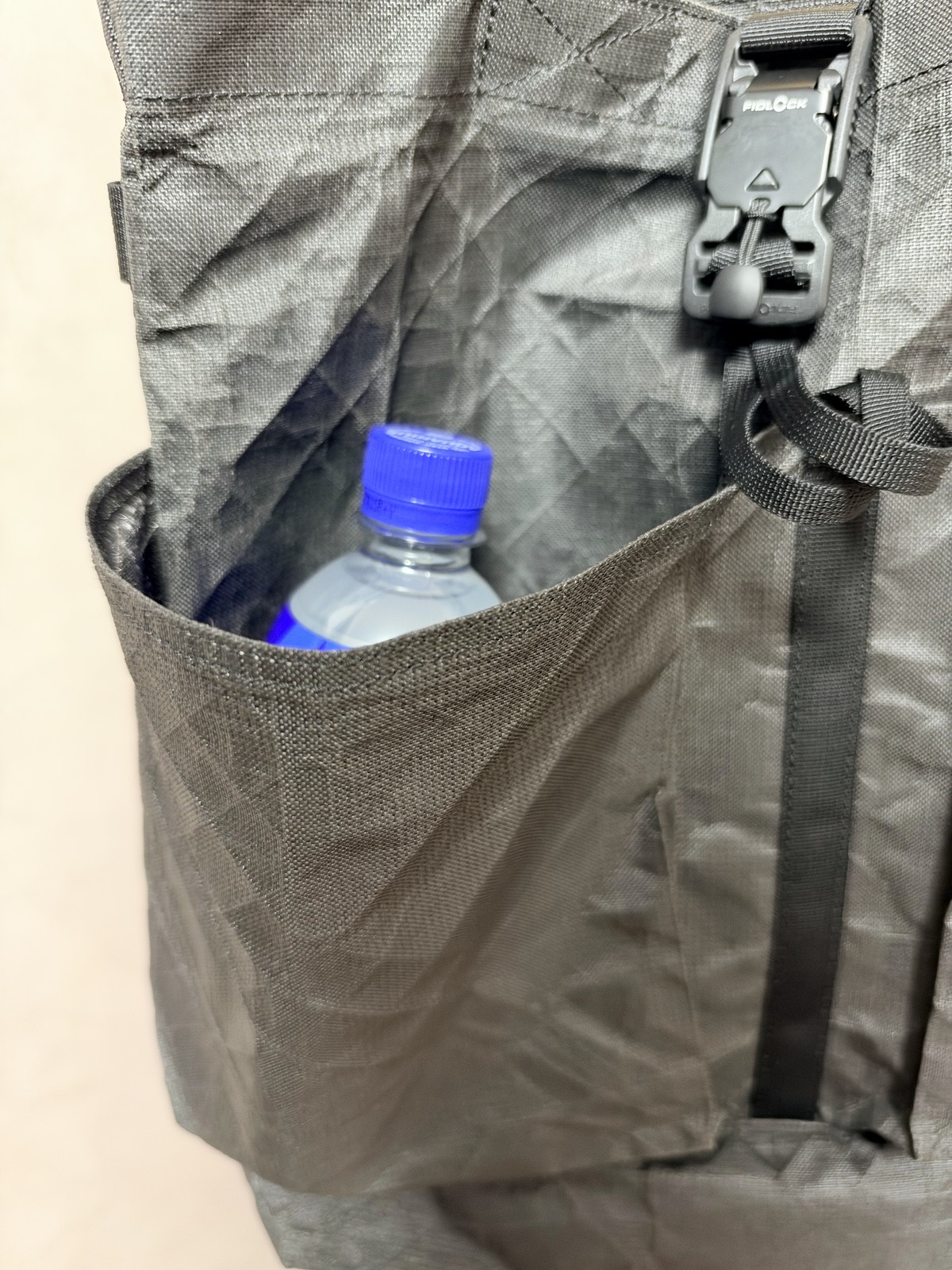 前面のポケットにペットボトルを入れたSimple Tote