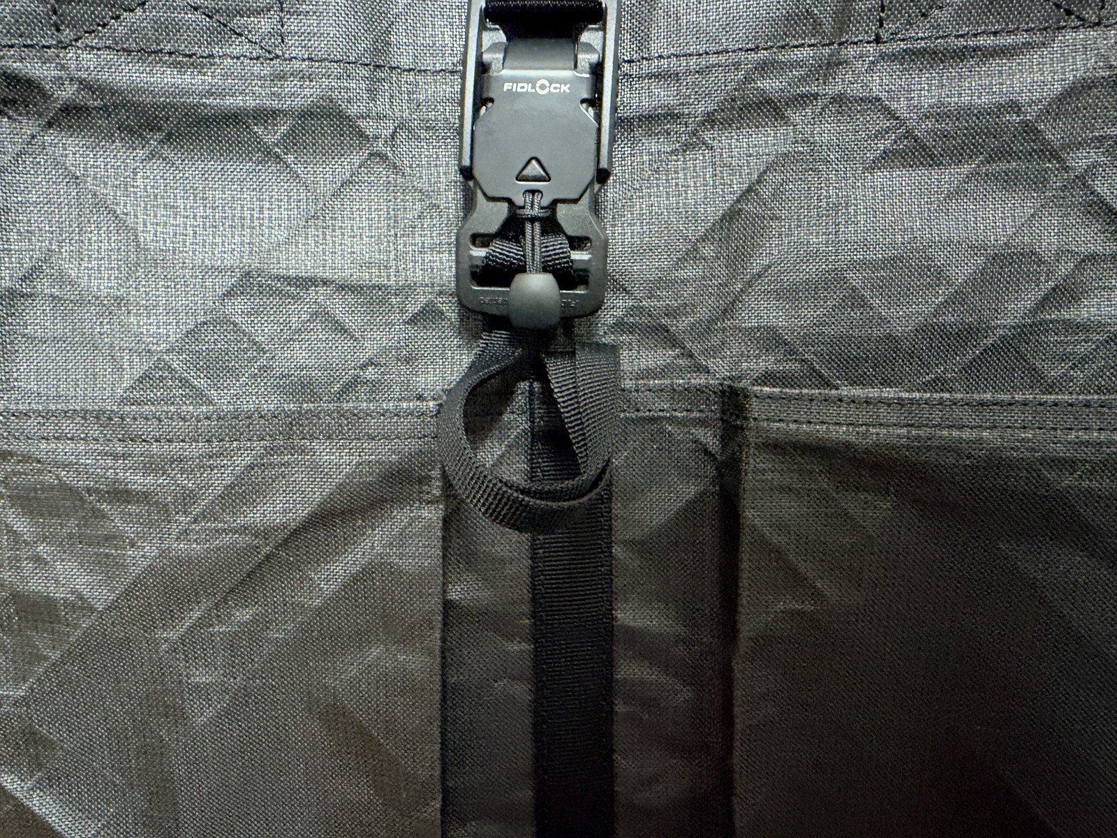 Simple ToteのFidlockバックルと開口部
