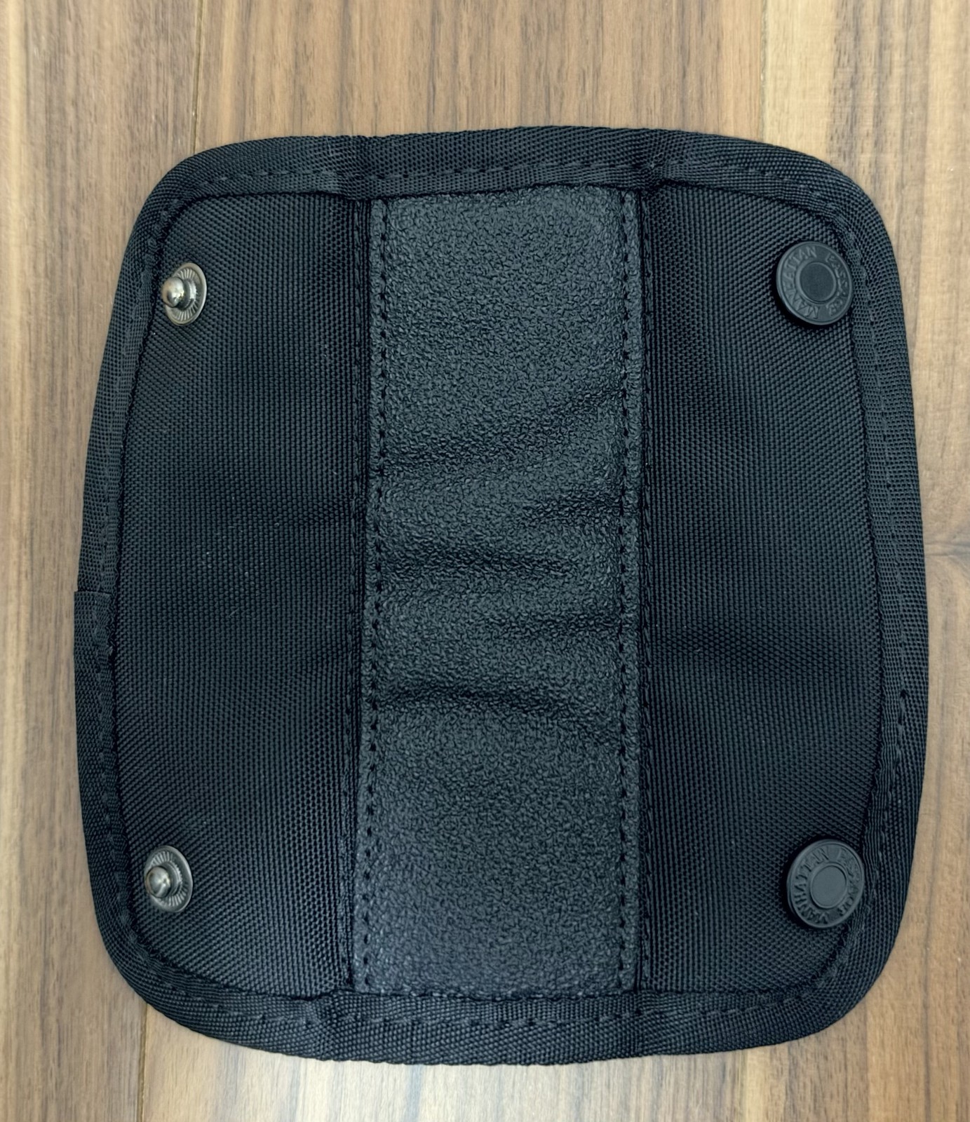 開いたSサイズのショルダーパッドとスナップ