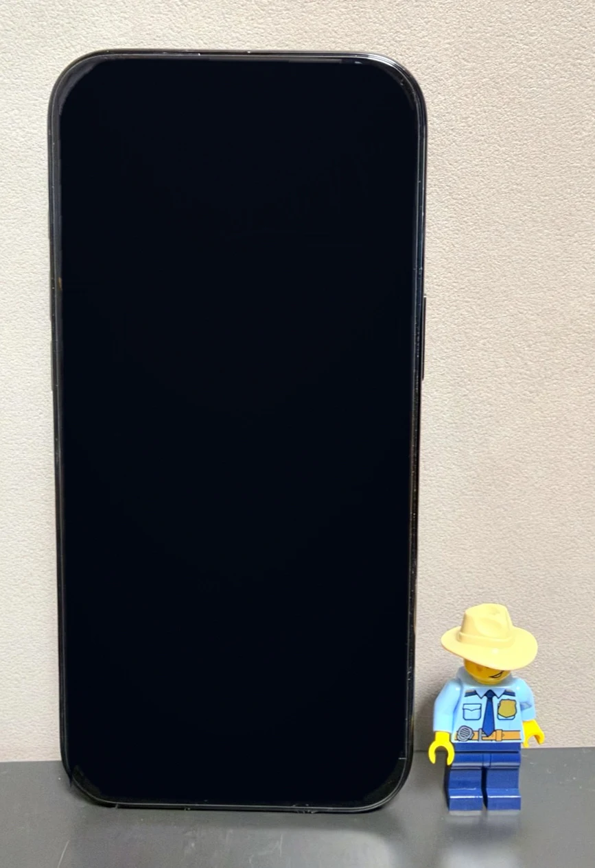 iPhone Airの正面。画面を消した状態