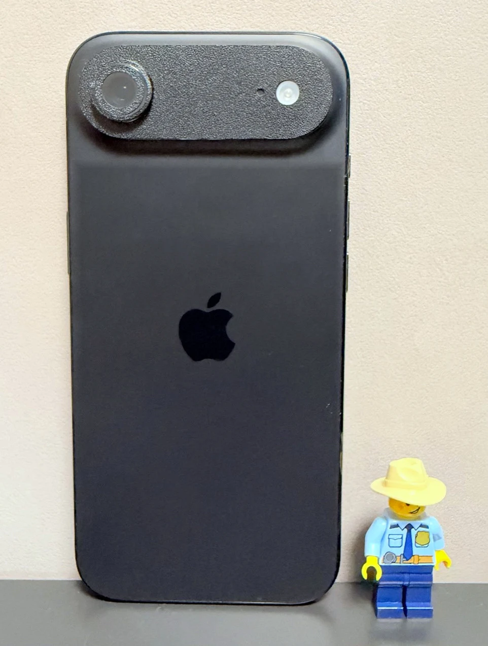 使用中のスペースブラックのiPhone Air。背面上部には保護シートを貼っている