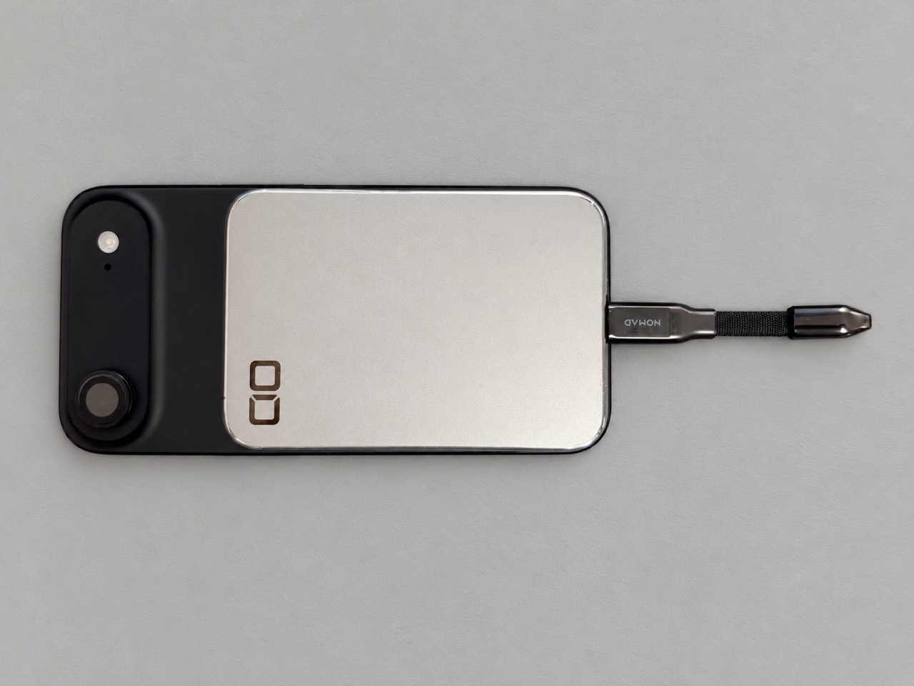 iPhone Airの背面にCIO SMARTCOBY ULTRA SLIM 3Kを付け、NOMAD ChargeKeyを接続した状態