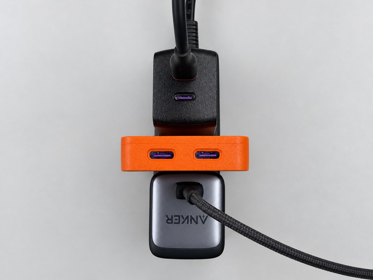 同じ電源タップの配置を上から撮影。2つの充電器の間に収まった薄型のCIO NovaPort SLIM DUO II