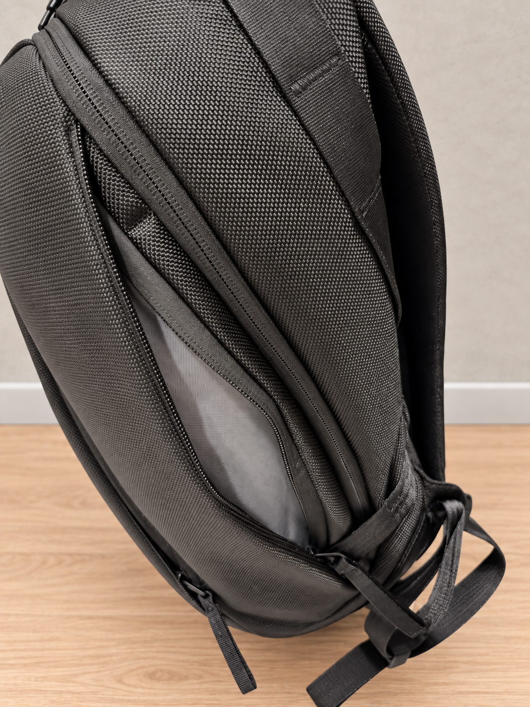 荷物をある程度詰めたDaily Plusの側面ポケット。内側の収納と容量を共有するため、ボトルや傘の出し入れがタイトになる例