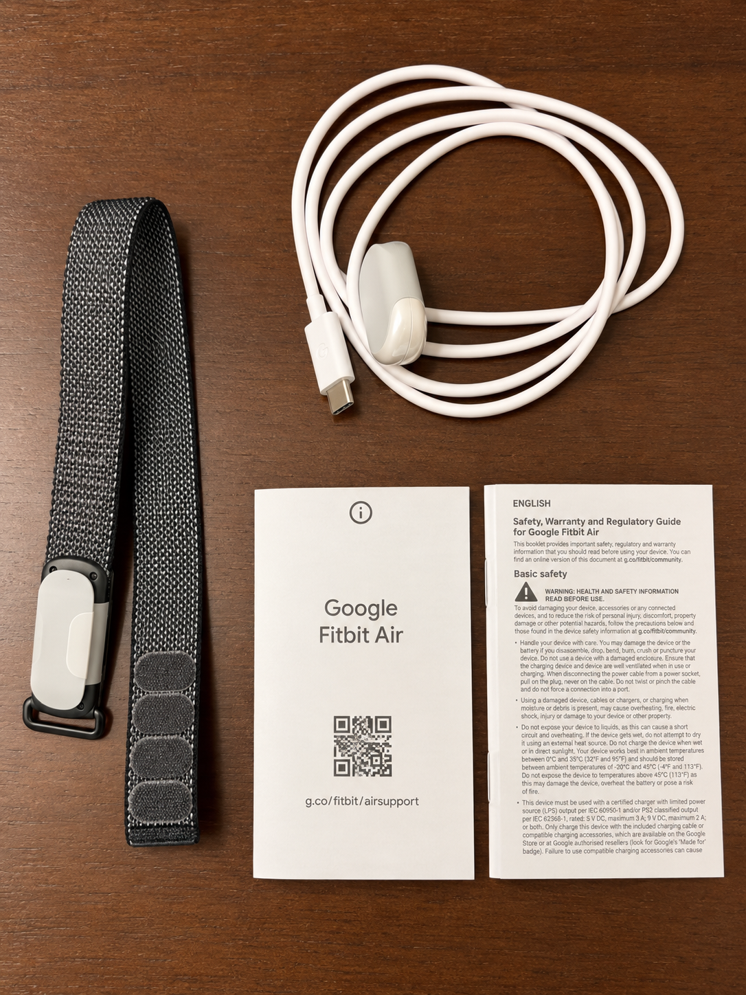 本体とバンド、USB-C充電ケーブル、案内冊子を並べたところ