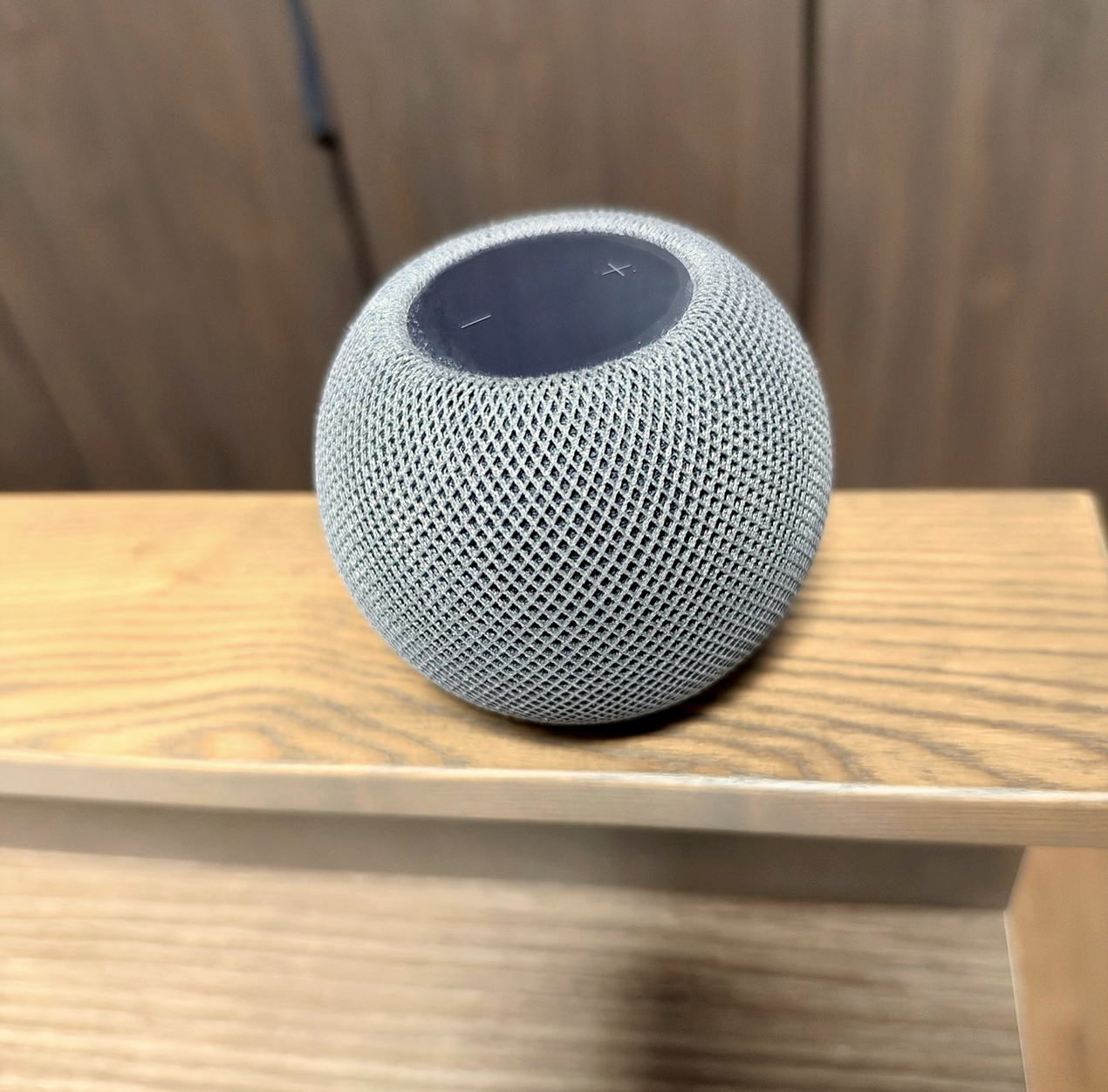 棚に置いたApple Home Pod miniの本体と上部タッチ面