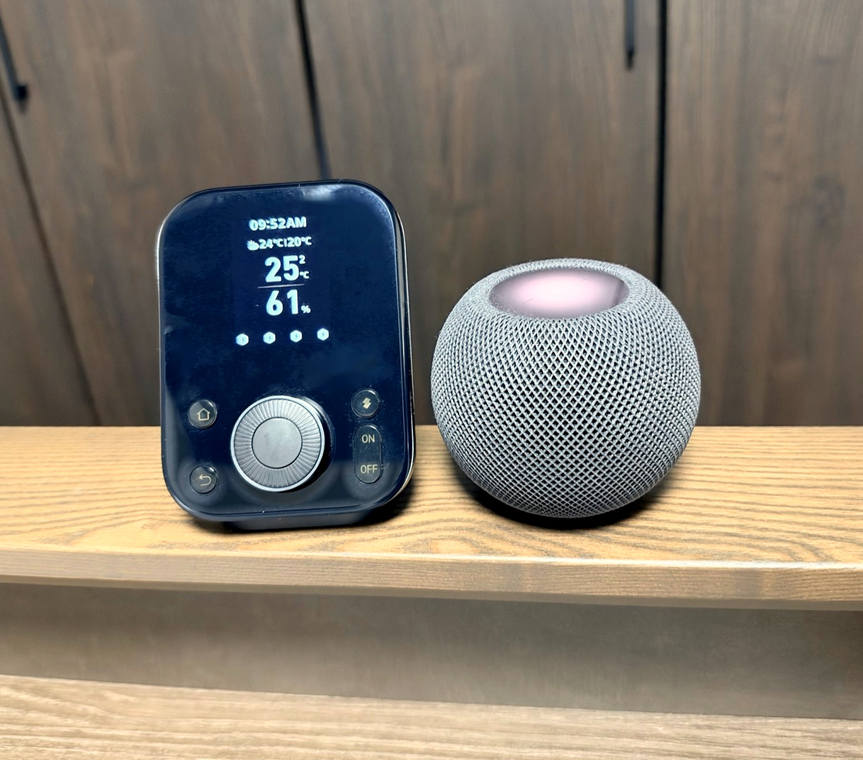 SwitchBot Hub 3とApple Home Pod miniを棚に並べた様子