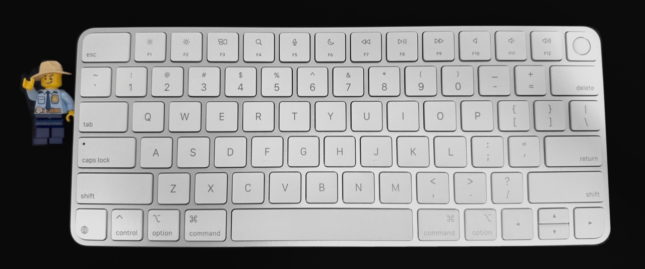 所有しているTouch ID搭載Magic KeyboardのUS配列。右上にTouch ID、キーには英語の文字印字がある