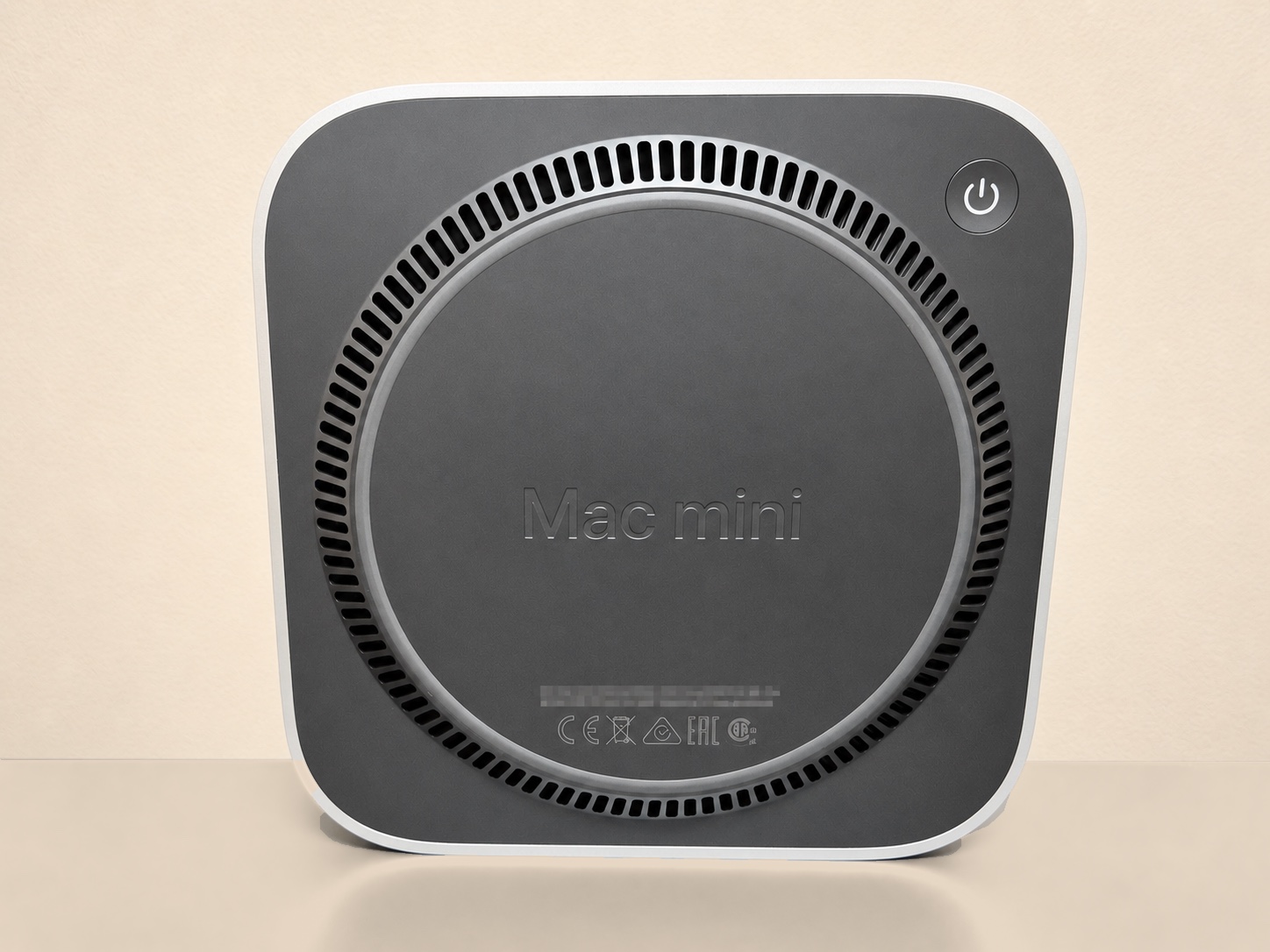 Mac mini M6の底面にある電源ボタン