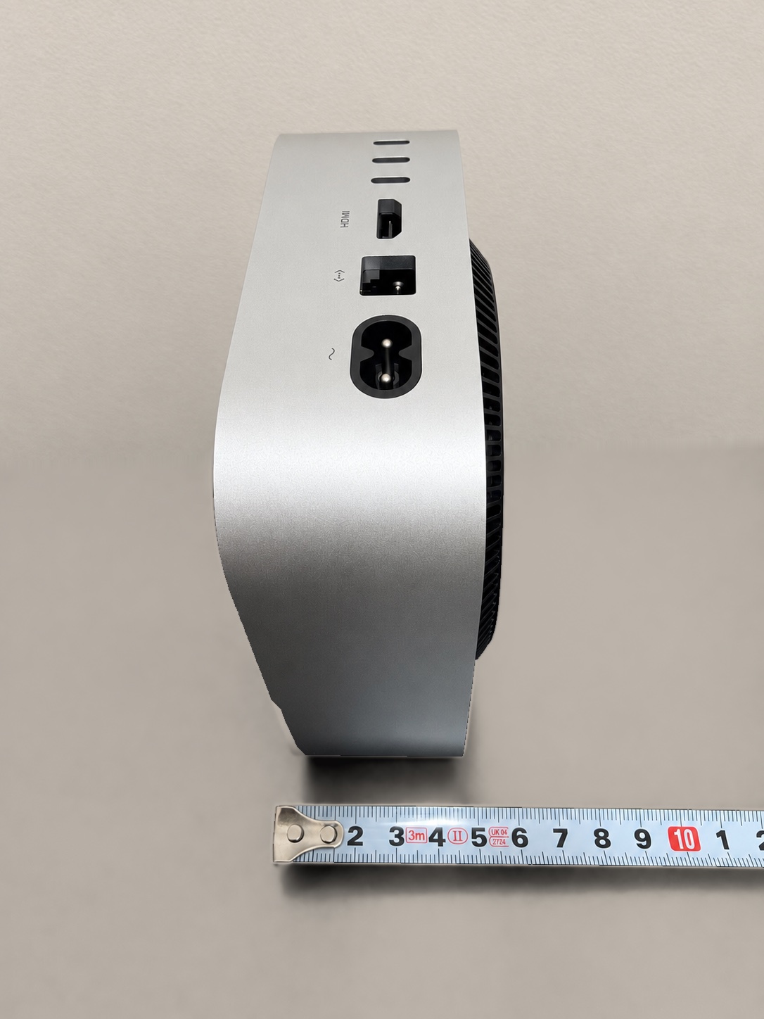メジャーと並べたMac mini M6の側面