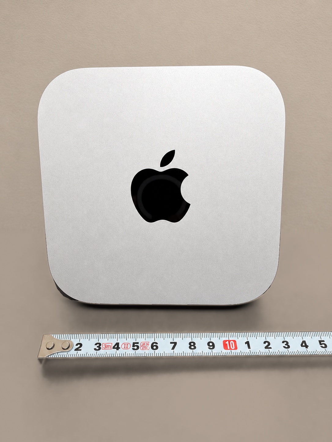 メジャーと並べたMac mini M6の天面