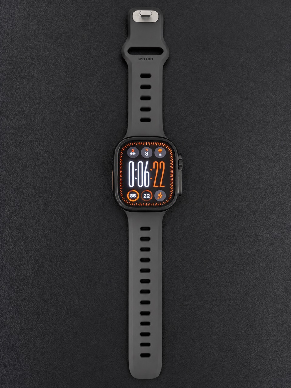 ブラックのApple Watch Ultra 3に付けたNOMAD Tempo Bandの全体