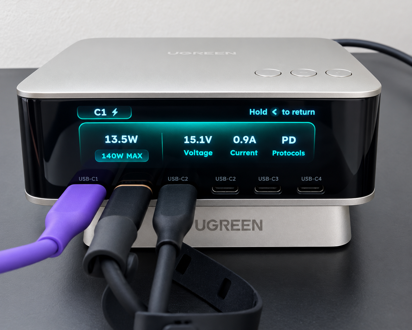 3台を同時充電中のUGREEN Nexode Pro 300W。C1の詳細画面に13.5W、15.1V、0.9A、PDと表示