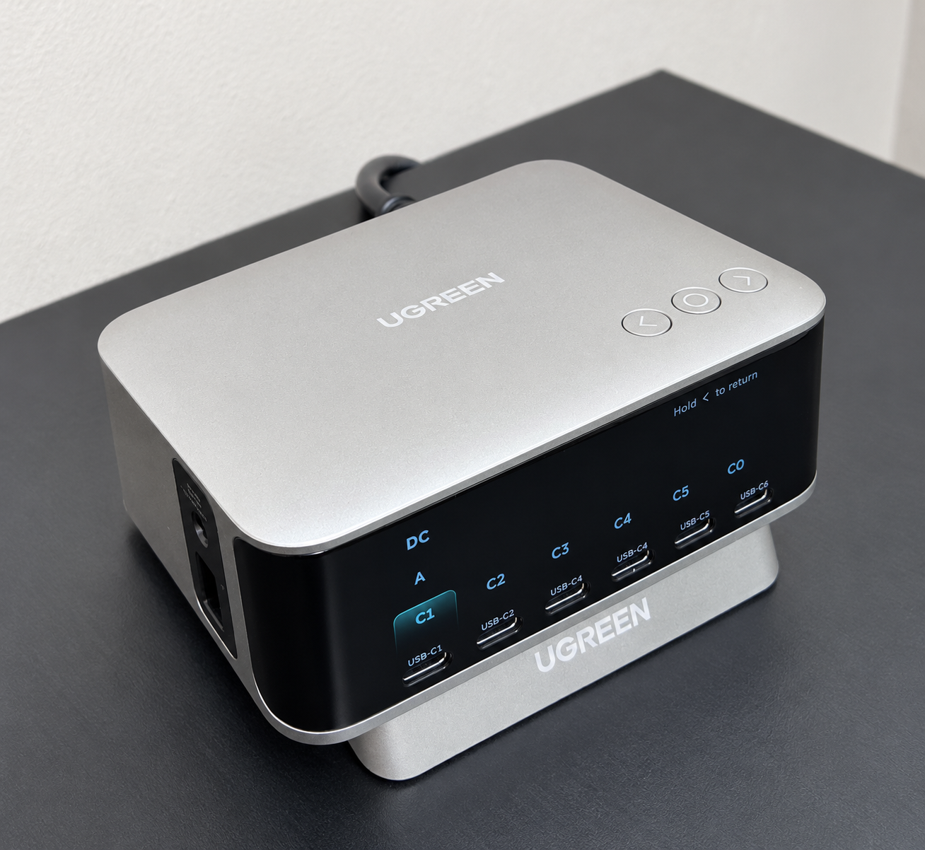 UGREEN Nexode Pro 300W本体を付属の台座に載せた様子