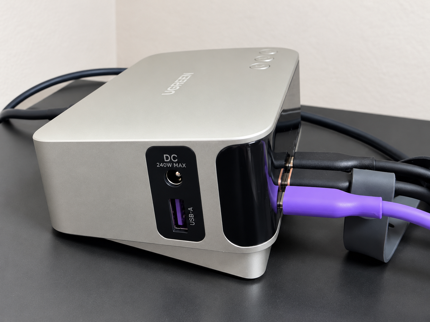 UGREEN Nexode Pro 300Wを台座に載せた側面。DC出力とUSB-A端子が見える