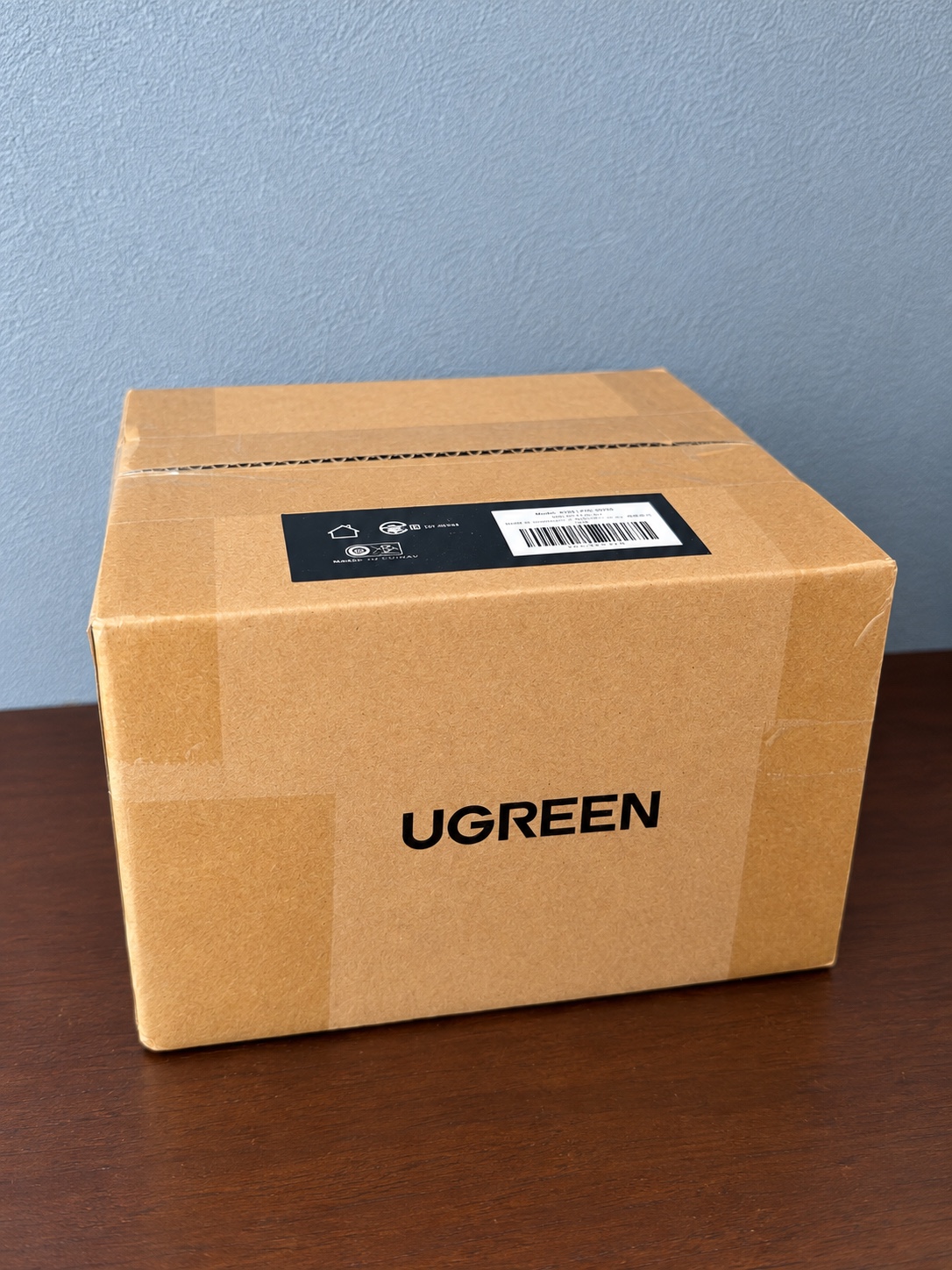 配送箱のUGREENロゴと商品ラベル