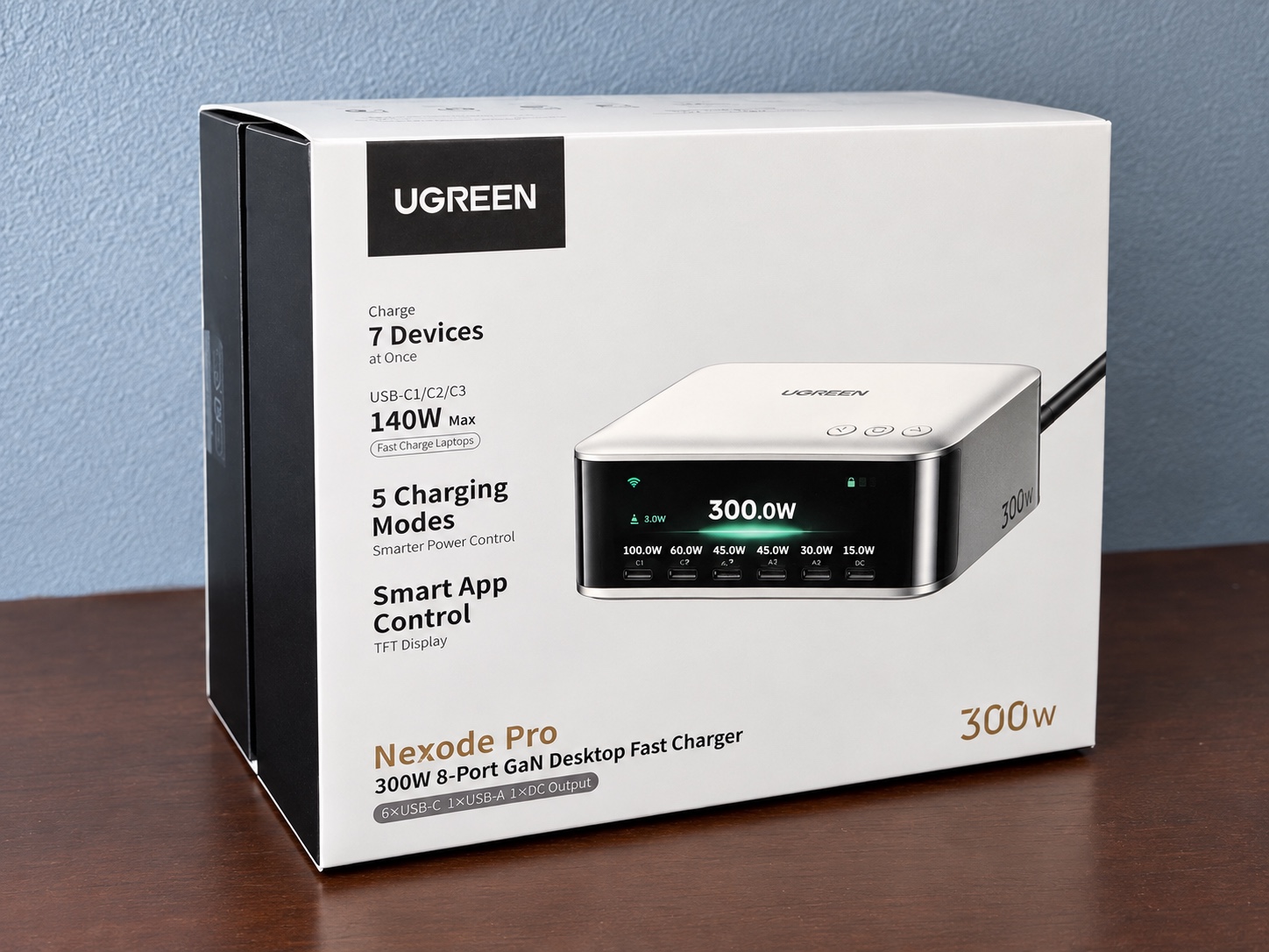UGREEN Nexode Pro 300Wの外箱正面