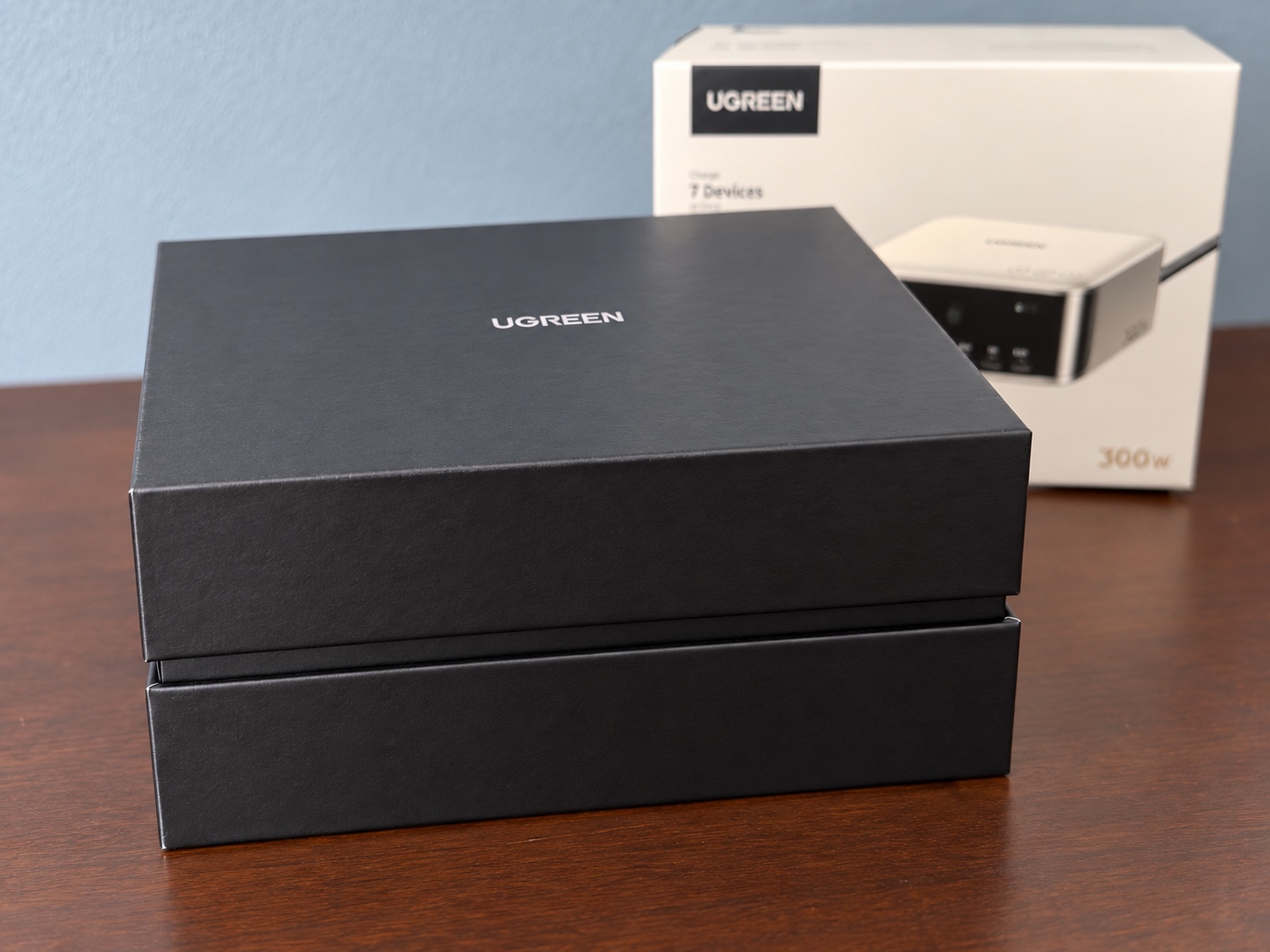 UGREEN Nexode Pro 300Wの黒い内箱