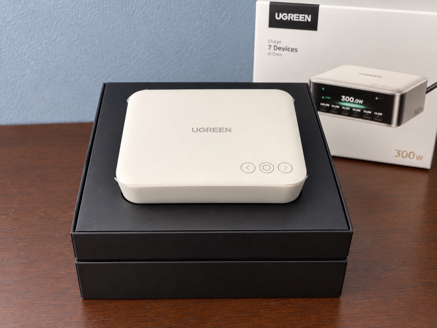 内箱の中に収まったUGREEN Nexode Pro 300W本体