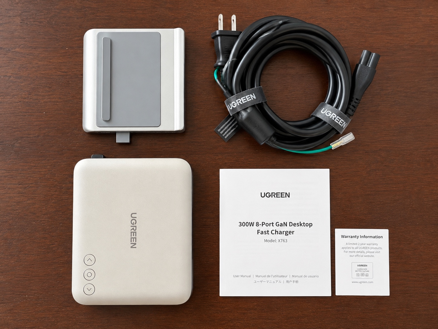 UGREEN Nexode Pro 300Wの本体と同梱物一式